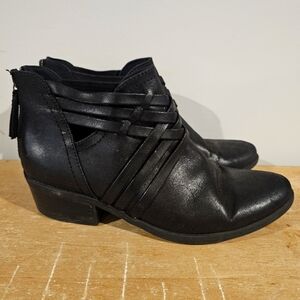 Baretraps "Goldie" short bootie in black size 8.